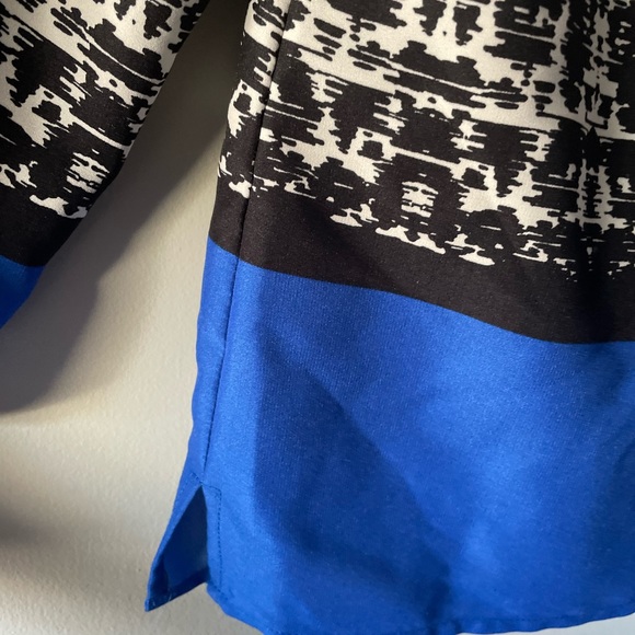 Vince Camuto Abstract Pattern Blouse - Size XS - Picture 8 of 8